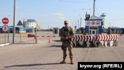Украинский пограничник на контрольно-пропускном пункте «Чонгар» на границе с аннексированным Крымом.