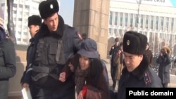 Момент задержания блогера Дины Байдилдаевой. Алматы, 8 февраля 2014 года. 