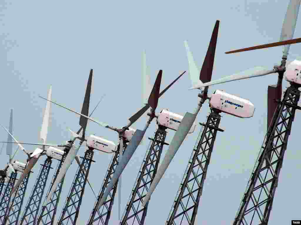 Ukraine -- Wind powered electric generators seen in operation in the Crimea, 09Aug2006 - CRIMEA, UKRAINE. Wind powered electric generators seen in operation in the Crimea. (Photo ITAR-TASS / Alexei Ivanov) green03 Replacing fossil fuels with renewable energy for electricity