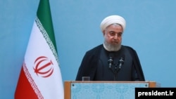 حسن روحانی از دخالت دستگاه‌های نظارتی در کار دولت انتقاد کرده و گفته است که با این وضع هر کس رئیس‌جمهور شود، موفق نمی‌شود.
