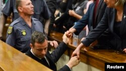 Pistorius napuštajući sudnicu, 21. oktobar 2014.