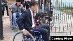 Сотрудники акимата Западно-Казахстанской области на инвалидных колясках.
