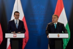 Прем’єр-міністр Польщі Матеуш Моравецький (ліворуч) та угорський прем’єр Віктор Орбан під час однією з зустрічей. Будапешт, січень 2018 року