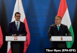 Прем’єр-міністр Польщі Матеуш Моравецький (ліворуч) та угорський прем’єр Віктор Орбан під час однією з зустрічей. Будапешт, січень 2018 року