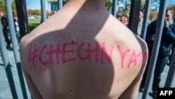 Чеченстандагы кумсалардын укуктарынын бузулушуна каршы акцияга чыккан активист.