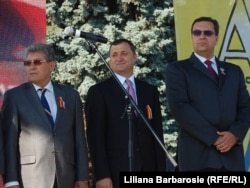 Cei trei președinți interimari ai R. Moldova, la parada militară din 27 august 2011. De la stânga la dreapta: Mihai Ghimpu, Vlad Filat, Marian Lupu.