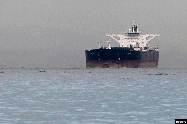 Një cisternë që transportonte naftë iraniane në brigjet e Singaporit