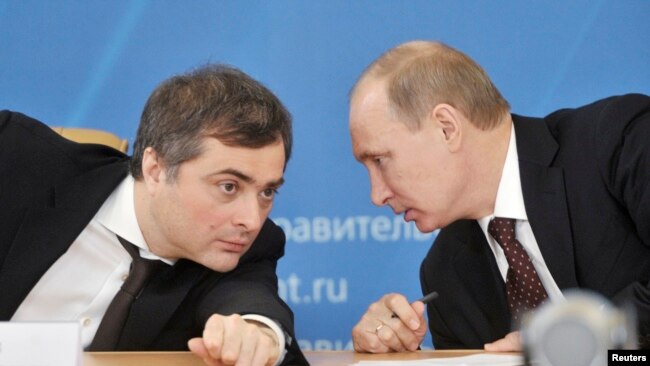 Владислав Сурков (ліворуч) і Володимир Путін