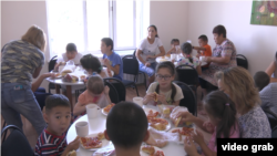 Дети и их родители во время обеда в центре «Акжол-М». Алматинская область, 21 августа 2018 года.