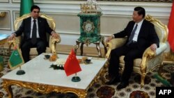 Кинескиот претседател Кси Џинпинг на средба со неговиот туркменистански колега Гурбангули Бердимухамедов во Ашкабад.