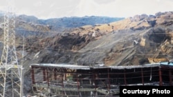 “Центерранын” жаңы планы боюнча Кумтөрдө алтындын кору 48 тоннага азайтылып, чыгашалар 92 млн. долларга көбөйтүлгөн.