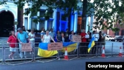 Українські демонстранти прийшли до посольства Росії, Лондон, 17 липня 2014 року, фото Chrystyna Sofia
