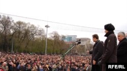 Кишинев. Лидеры оппозиции выступают на митинге протеста. Апрель 2009