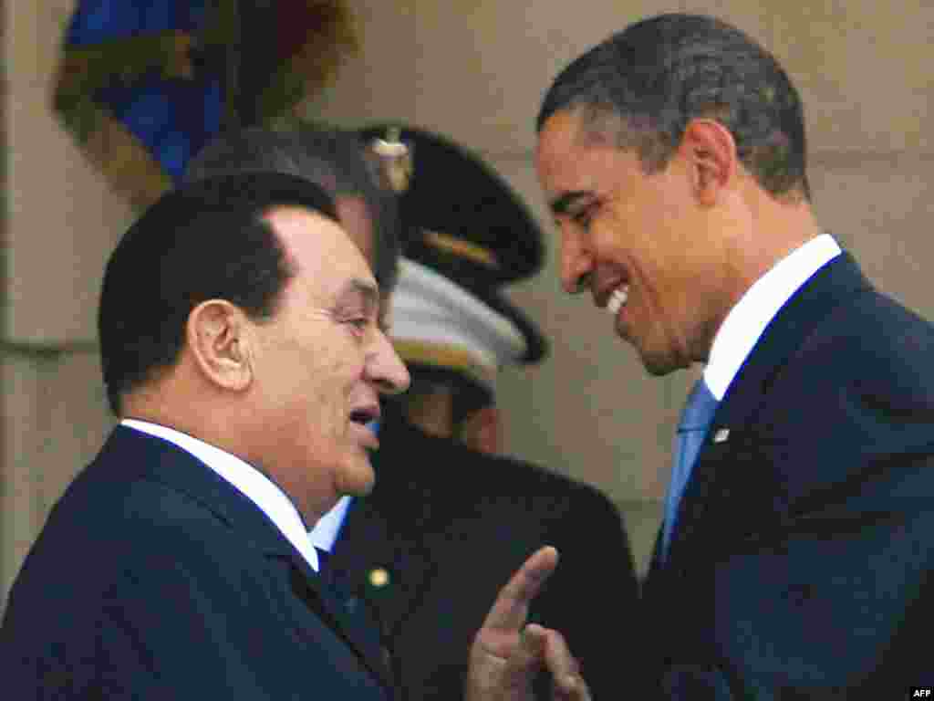 Nic366679 Object name EGYPT - US - DIPLOMACY - OBAMA EGYPT, Cairo : Egyptian President Hosni Mubarak (L) greets his US counterpart Barack Obama at the presidential palace in Cairo on June 4, 2009. Obama is in Egypt to make a much-heralded address to the world's 1.5 billion Muslims, seeking to heal a wide rift between America and Islam. AFP PHOTO/KHALED DESOUKI 