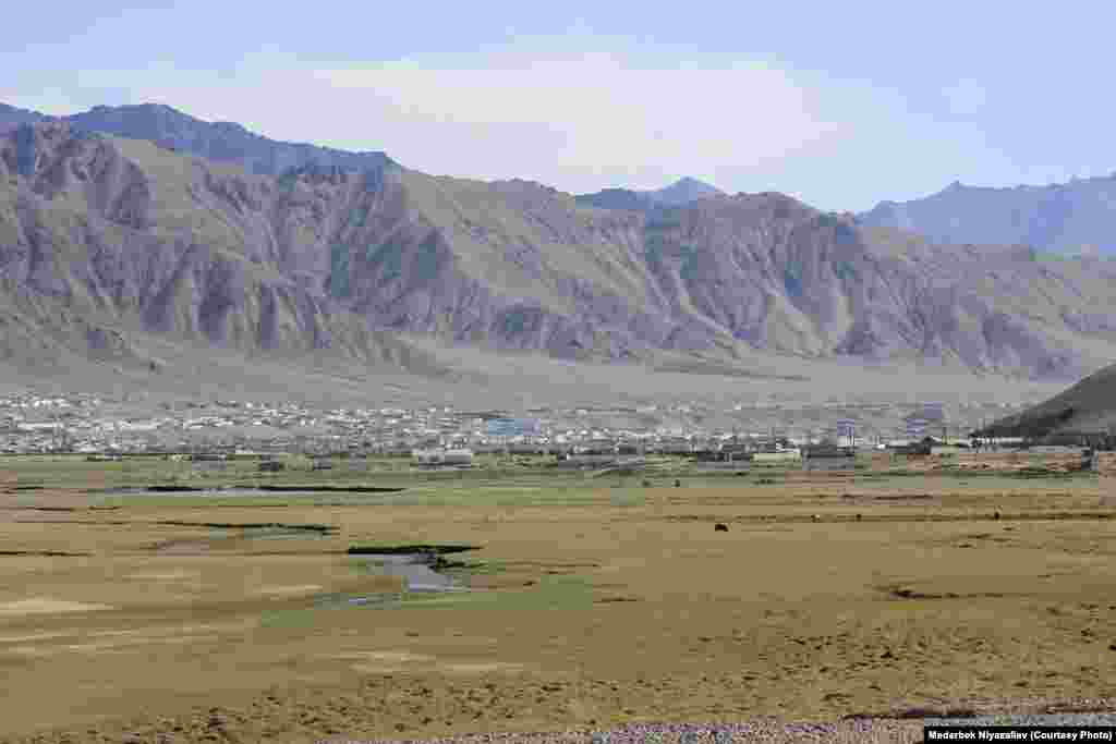Тоо арасындагы Мургаб айылында 12 миңден ашуун калк жашайт. Анын сегиз миңден ашуунун этникалык кыргыздар түзөт. &nbsp; &nbsp; &nbsp; &nbsp;