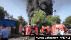 18-nji iýulda Almatynyň Adatdan daşary ýagdaýlar boýunça gullugynyň işgärleri wakanyň bolan ýerinde işleýärler.