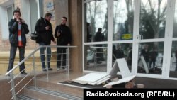 Активісти поклали будівельне сміття перед входом до офісної будівлі «СКМ» Ріната Ахметова, Донецьк, 11 квітня 2012 року