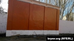 Зафарбована комунальними службами Керчі стіна колишнього літнього кінотеатру, де раніше був зображений президент Росії Володимир Путін