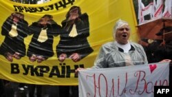 Під час слухання перед судом протестували прихильники Тимошенко, 16 серпня 2012 року