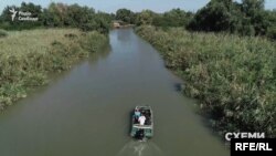 При цьому, заповідник буквально оточує острів