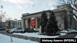 Основное производственное здание ЦОКСа — построенный еще до войны Дворец культуры. Сейчас здесь находится Казахская государственная филармония имени Жамбыла. Алматы, 10 декабря 2013 года.