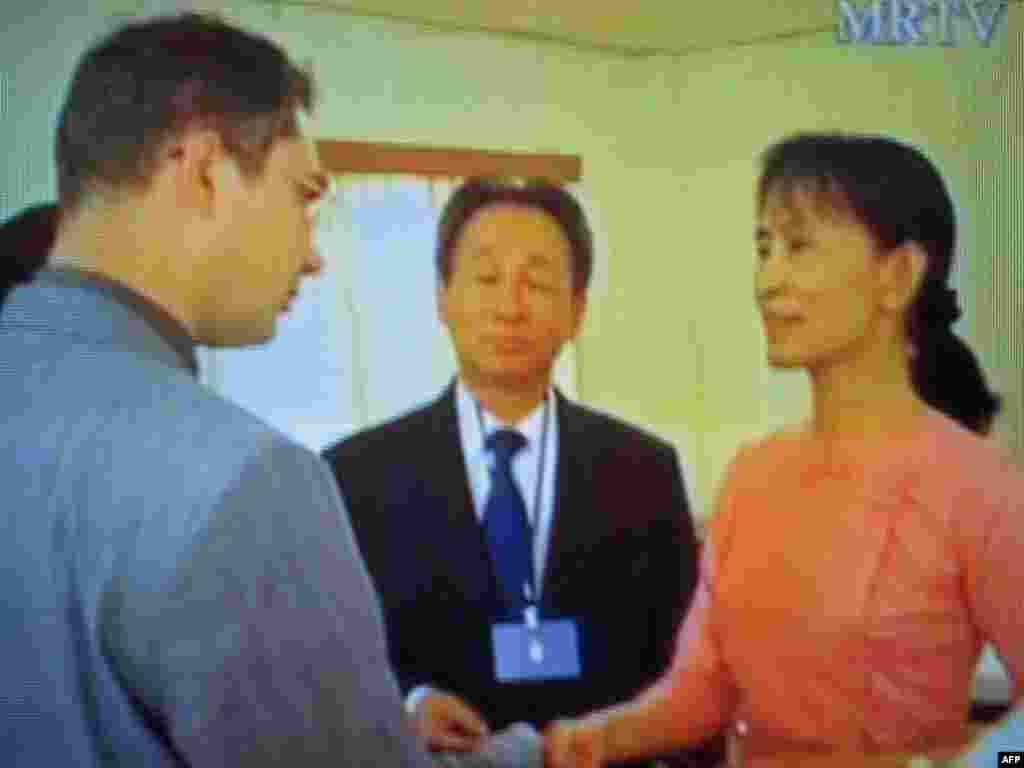 Myanmar -- A TV grab shows Aung San Suu Kyi (R) meeting with diplomats from Russia, Thailand and Singapore at the official guest house inside Insein prison in Yangon, 20May2009 - MYANMAR, Yangon : MYANMAR OUT A television grab from MRTV shows Aung San Suu Kyi (R) meeting with diplomats from Russia, Thailand and Singapore at the official guest house inside Insein prison in Yangon on May 20, 2009. Myanmar opposition icon Aung San Suu Kyi was unexpectedly allowed to speak to diplomats at her internationally condemned trial Wednesday and expressed hope for "better days" in the future.