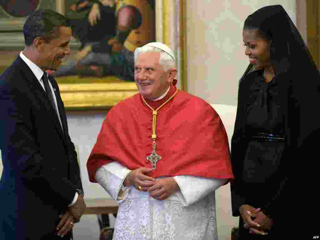 Vatikan - Susret sa Papom - Papa Benedict XVI u razgovoru sa predsjednikom SAD Barack Obamom i prvom damom Michelle Obama. Susret je bio kratak, tek 25 minuta. Kroničari podsjećaju da se Papa više slagao sa Obaminim predhodnikom.