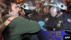 "Зукотти" саябағындағы полиция мен ереуілшілер арасындағы қақтығыс. Нью-Йорк, 15 қараша, 2011 жыл.