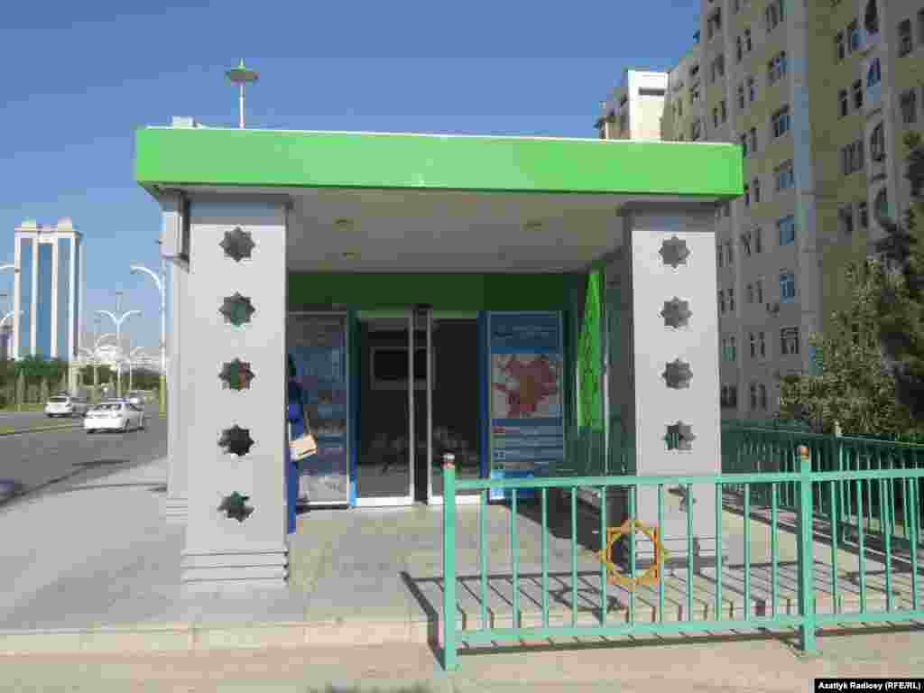 Некоторые улицы города оснащены современными автобусными остановками, с сенсорными дверями и кондиционерами, улица "10 лет благополучия", Ашхабад 