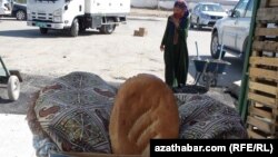 Daşoguz: Çörek nobatynda ýakalaşyk boldy, adamlar gazabyny il ýaşulylaryndan çykardy’