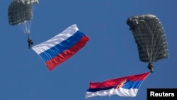 Парашютисты с флагами России и Сербии