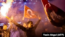 Թուրքիա - Ընդդիմադիր Հանրապետա-ժողովրդական կուսակցության աջակիցները տոնում են հաղթանակը Ստամբուլի ՏԻՄ ընտրություններում, 1-ը ապրիլի, 2019թ․