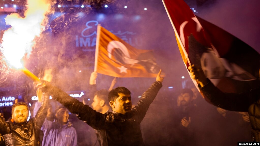 Активисты главной оппозиционной турецкой Республиканской народной партии празднуют победу в центре Стамбула. 1 апреля 2019 года