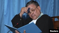 Cудья Аралбай Нагашыбаев вытирает пот, оглашая приговор в отношении 37 местных жителей, обвиненных в организации и участии в массовых беспорядках. Актау, 4 июня 2012 года.
