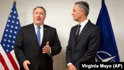 Государственный секретарь США Майк Помпео и генеральный секретарь НАТО Йенс Столтенберг (справа). Брюссель, 27 апреля 2018 года.