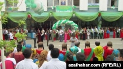 Церемония по случаю окончания учебного года в средней школе. Туркменистан