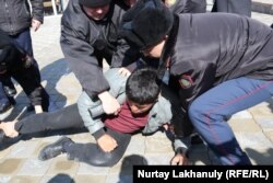 Полиция наразы азаматты ұстап жатқан сәт. Алматы, 1 наурыз 2020 жыл.