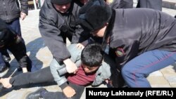 Задержания близ площади Республики в Алматы. 1 марта 2020 года.