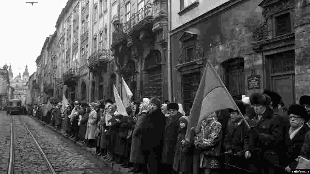 People line the street near Rynok Square in Lviv. &nbsp;