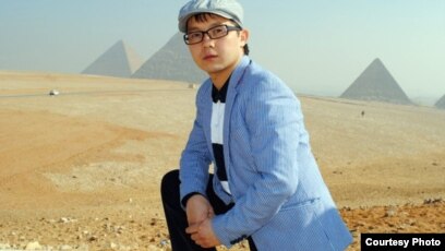 Ит стиліндегі екі балапан Секс-шопты жарнамалау