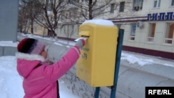Ребенок посылает письмо Деду Морозу. Астана, 29 декабря 2008 года.