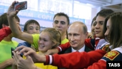Владимир Путин в олимпийской спортивной школе в Новочебоксарске