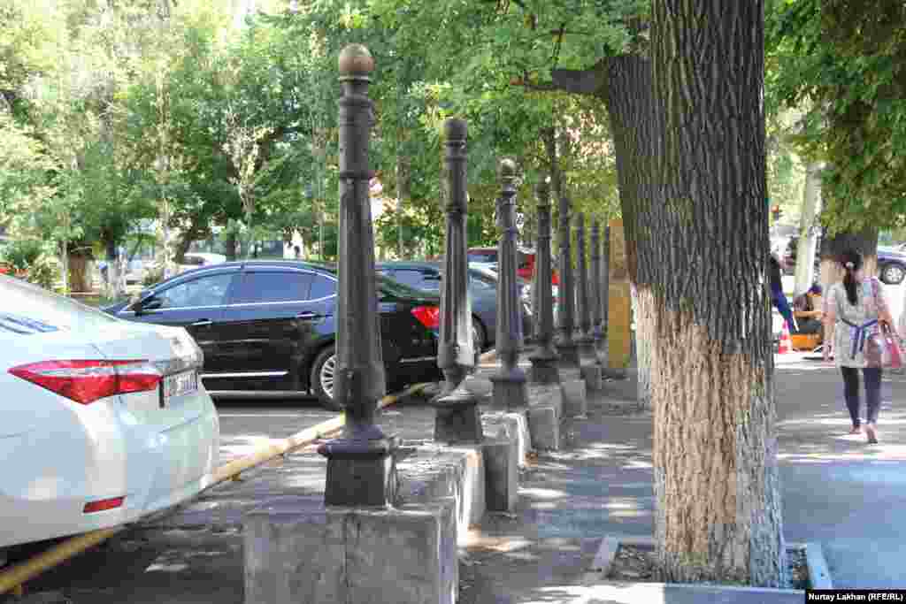 Забор убрали, колонны от него остались. Вид по улице Сейфуллина в центре Алматы.