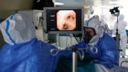 Ресейлік дәрігерлер COVID-19 жұққан науқасқа аурухананың интенсивті терпаия бөлімінде көмек көрсетіп жатыр. Мәскеу, 28 сәуір 2020 жыл.