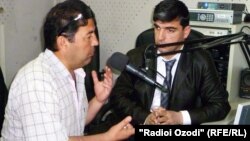 Саъдии Бӯризод (чап) дар студияи Радиои Озодӣ