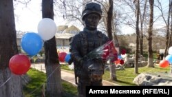 Памятник «вежливым людям» в Бахчисарае, установленный в честь второй годовщины «референдума» о «присоединении» Крыма к России