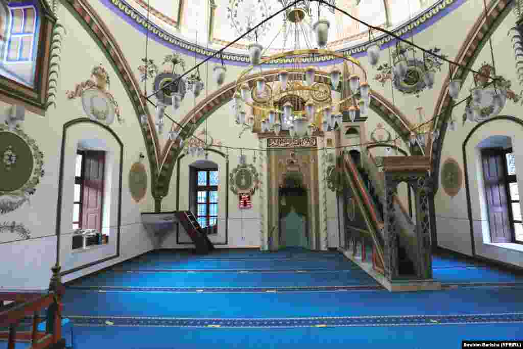 Xhamia e Çarshisë në Prishtinë pa besimtarë.