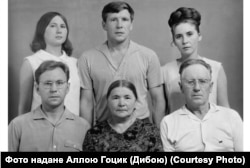 Петро Каневський (праворуч внизу) з родиною