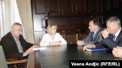 Serbian parliament speaker Slavica Djukic-Dejanovic (second from left) meets with leaders of four Serbian municipalities in Kosovo in Belgrade on March 6.