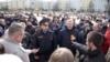 Пётра Падгурскі (справа) размаўляе з гараджанамі 25 сакавіка